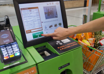 Nei supermarket di Cagliari il boom delle casse automatiche: un futuro con sempre meno commessi?