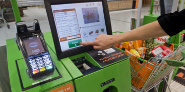 Nei supermarket di Cagliari il boom delle casse automatiche: un futuro con sempre meno commessi?