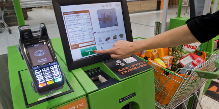Nei supermarket di Cagliari il boom delle casse automatiche: un futuro con sempre meno commessi?