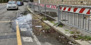 Al Cep situazione da terzo mondo: un fiume d’acqua da mesi, transenne da un anno, cittadini barricati e disperati