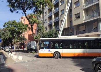 Cagliari, autobus bloccato per due ore nell’inferno di via Dante: il bus tra i cantieri non riesce a svoltare, passeggeri infuriati