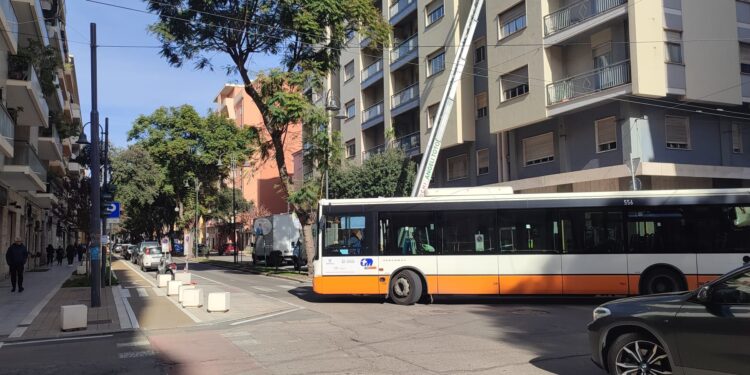 Cagliari, autobus bloccato per due ore nell’inferno di via Dante: il bus tra i cantieri non riesce a svoltare, passeggeri infuriati