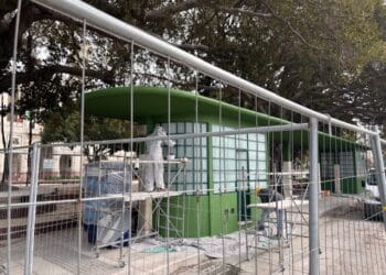 Ultimi ritocchi per piazza Matteotti: operai al lavoro per completare la pensilina di fronte alla stazione (VIDEO)