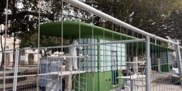 Ultimi ritocchi per piazza Matteotti: operai al lavoro per completare la pensilina di fronte alla stazione (VIDEO)