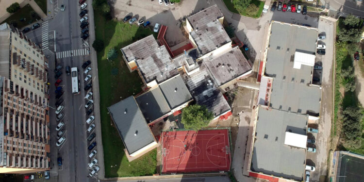 Cagliari, scatta l’allarme bomba al Michelangelo di via Grandi: momenti di paura, evacuata la scuola