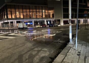 Cagliari, impressionante perdita idrica davanti al teatro Lirico: “Grazie politici e Abbanoa, per come non curate la città”