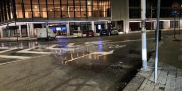 Cagliari, impressionante perdita idrica davanti al teatro Lirico: “Grazie politici e Abbanoa, per come non curate la città”