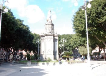 Cagliari, degrado e abbandono: piazza del Carmine off limits per i cittadini