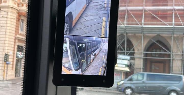 Autobus a Cagliari, come cambia il tempo: addio agli specchietti retrovisori