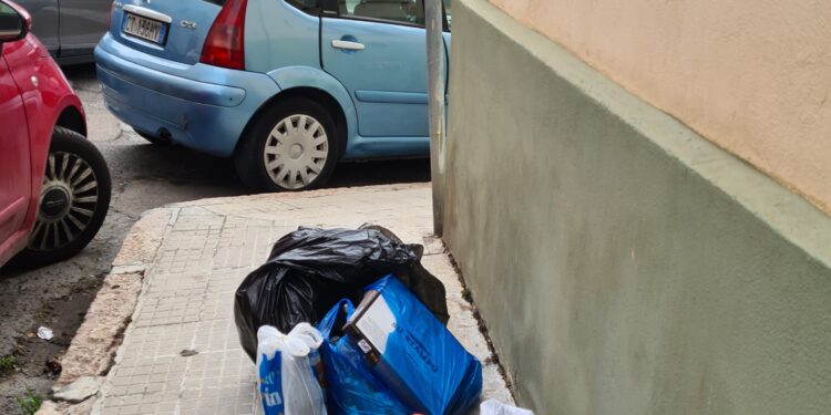 Cagliari, attenzione ai bed and breakfast irregolari: “Evadono la tassa e gettano così i rifiuti per strada”
