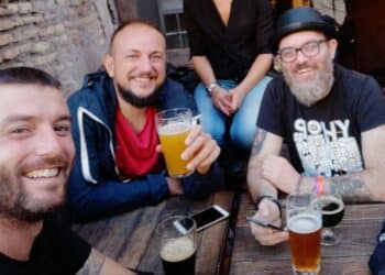 Giovane sardo muore all’improvviso, addio al birraio Gabriele Tola: “Che fortuna, avere avuto un amico come te”
