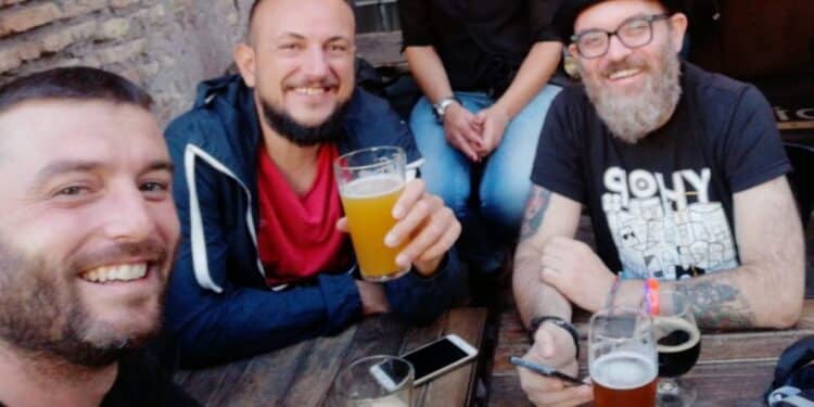 Giovane sardo muore all’improvviso, addio al birraio Gabriele Tola: “Che fortuna, avere avuto un amico come te”