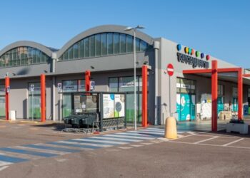 Cagliari, auto contro la vetrata di “Tutti i giorni”: i ladri portano via 4mila euro