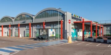 Cagliari, auto contro la vetrata di “Tutti i giorni”: i ladri portano via 4mila euro