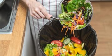 Cagliari, basta cibo in spazzatura: “Portate a casa quello che non mangiate al ristorante”