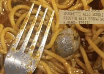 Sestu, una grossa pietra all’interno del piatto di pasta: “Signora di cosa si lamenta? Sono spaghetti allo scoglio…”