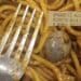 Sestu, una grossa pietra all’interno del piatto di pasta: “Signora di cosa si lamenta? Sono spaghetti allo scoglio…”
