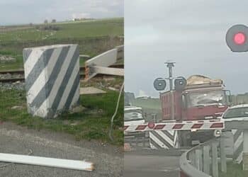 Suelli, le sbarre del passaggio a livello non si abbassano, automobilista rischia di essere travolto dal treno in corsa