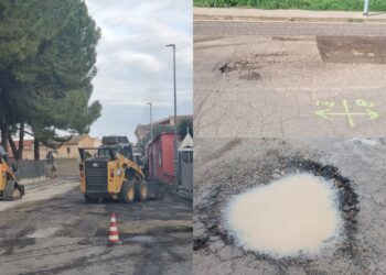 Operai al lavoro a Serramanna, via buche e voragini da 20 strade