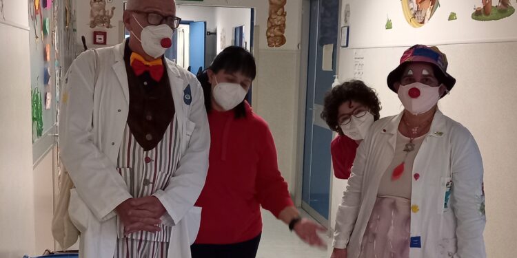 Cagliari, al Brotzu la carica dei clown per regalare un sorriso ai piccoli ricoverati