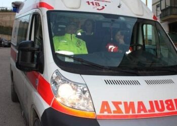 Cagliari, ha un forte dolore toracico, perde i sensi, cade a terra e si procura un trauma cranico: “In attesa al pronto soccorso dalle 14,30”