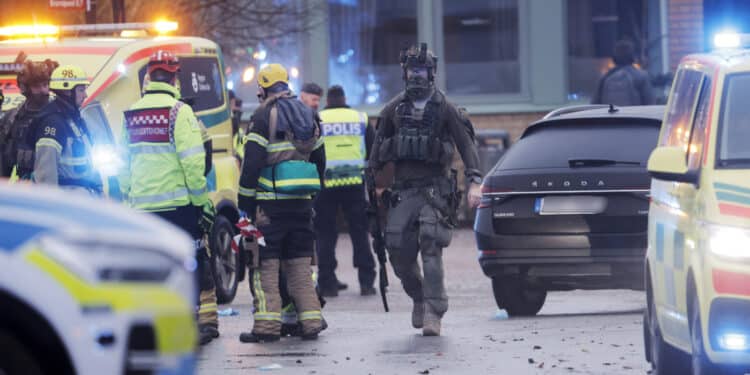 Spari all’impazzata in una scuola in Svezia, almeno dieci morti
