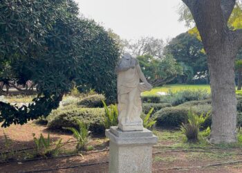 Cagliari, ai Giardini Pubblici la vergogna delle statue decapitate mentre i senzatetto occupano la strada (VIDEO)
