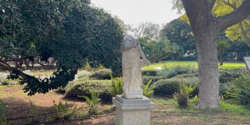 Cagliari, ai Giardini Pubblici la vergogna delle statue decapitate mentre i senzatetto occupano la strada (VIDEO)