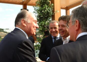 La Sardegna piange il ‘Sardus Pater’ Aga Khan: lutto cittadino a Olbia e Arzachena