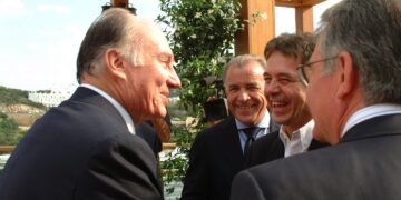 La Sardegna piange il ‘Sardus Pater’ Aga Khan: lutto cittadino a Olbia e Arzachena