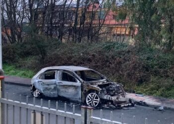 Assemini, auto a fuoco nella notte: “Se non si ha un garage non si può stare tranquilli”