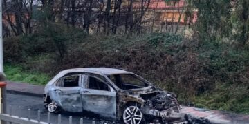 Assemini, auto a fuoco nella notte: “Se non si ha un garage non si può stare tranquilli”