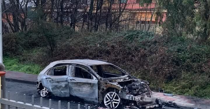 Assemini, auto a fuoco nella notte: “Se non si ha un garage non si può stare tranquilli”