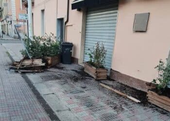 Sant’Avendrace, auto finisce sul marciapiede e travolge le fioriere di un ristorante