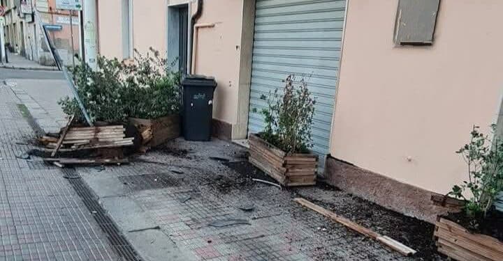 Sant’Avendrace, auto finisce sul marciapiede e travolge le fioriere di un ristorante