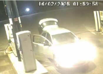 Capoterra, ennesimo atto di vandalismo al distributore Isola Gas: bottiglie spaccate e un sacco di sabbia lanciato