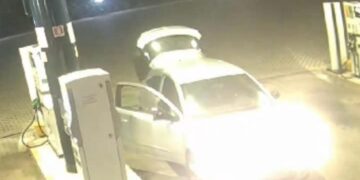 Capoterra, ennesimo atto di vandalismo al distributore Isola Gas: bottiglie spaccate e un sacco di sabbia lanciato