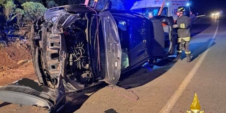 Auto si ribalta sulla Sp 126 a Gonnesa, un ferito estratto dalle lamiere
