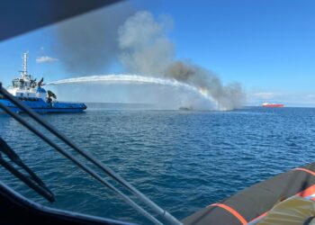 Pomeriggio di terrore al largo di Sarroch, va a fuoco uno yacht di 18 metri: salvati due sardi