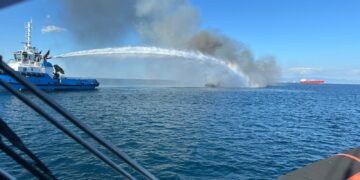 Pomeriggio di terrore al largo di Sarroch, va a fuoco uno yacht di 18 metri: salvati due sardi