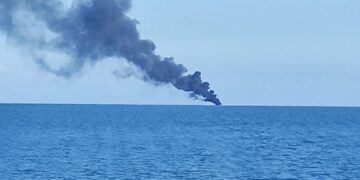 Mistero a Portu Columbu: imbarcazione in fiamme, due persone salvate da un Civile: colonna di fumo altissima (VIDEO)