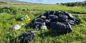 A Settimo il trionfo degli incivili sul sentiero dei runner: puliscono i volontari