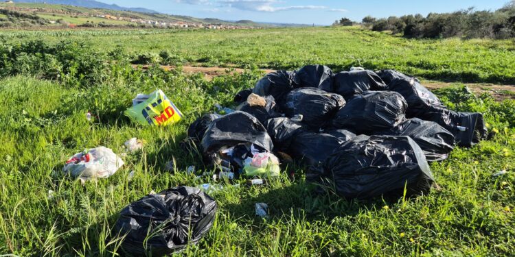 A Settimo il trionfo degli incivili sul sentiero dei runner: puliscono i volontari