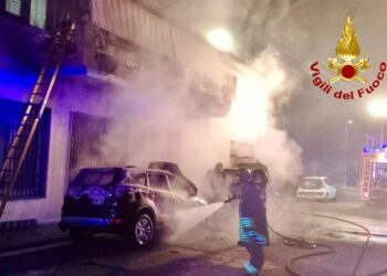 Bruciano 2 auto ad Assemini, coppia di anziani rischia di rimanere intossicata