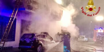 Bruciano 2 auto ad Assemini, coppia di anziani rischia di rimanere intossicata