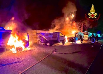 Fiamme a Iglesias, distrutti 3 automezzi per la raccolta dei rifiuti