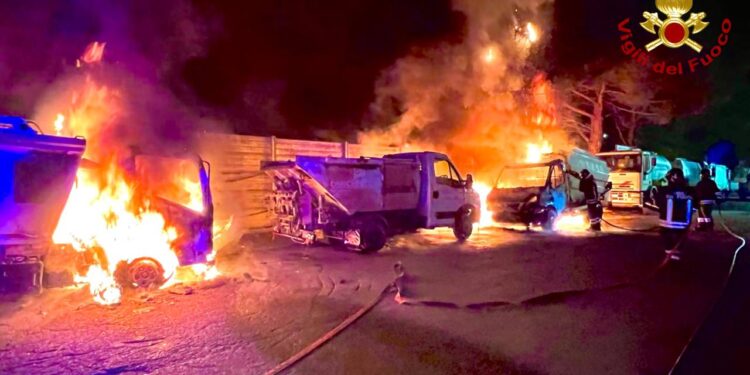 Fiamme a Iglesias, distrutti 3 automezzi per la raccolta dei rifiuti