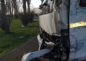 Macchiareddu, scontro tra un autocompattatore e un blindato della penitenziaria: un ferito