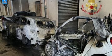 Quartu, 3 auto in fiamme in via Fiume: due persone evacuate da un appartamento