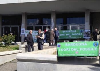 Maxi protesta a Cagliari contro il gassificatore, cittadini e ambientalisti alla Regione: “Subito un intervento deciso per fermare il progetto”
